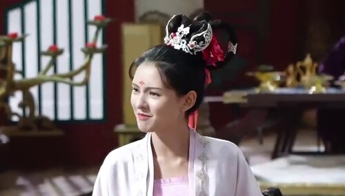 花絮：张予曦舞剑幕后，一字马妥妥地