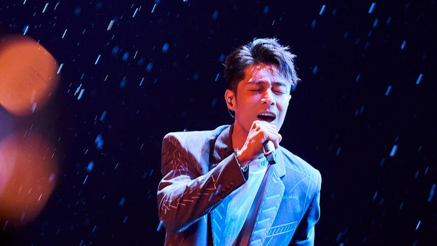 纯享版：周柏豪摇滚范儿演绎《一击即中》 雨火舞台太型了！