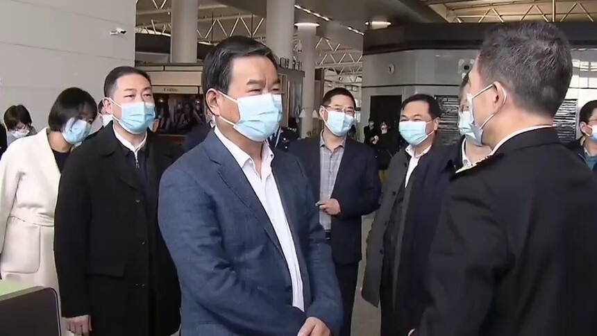 何报翔检查春节节前市场