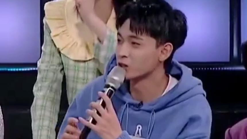 秦霄贤单线版：秦霄贤深情演唱《孤独患者》