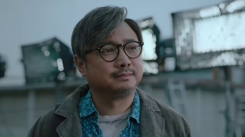 老白给李小姐当手模