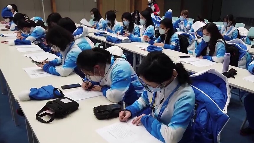 全球连线|志愿者入驻“雪游龙”第一天干了啥