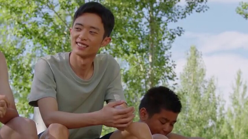 张雷和同学们谈心，叮嘱他们学好文化课