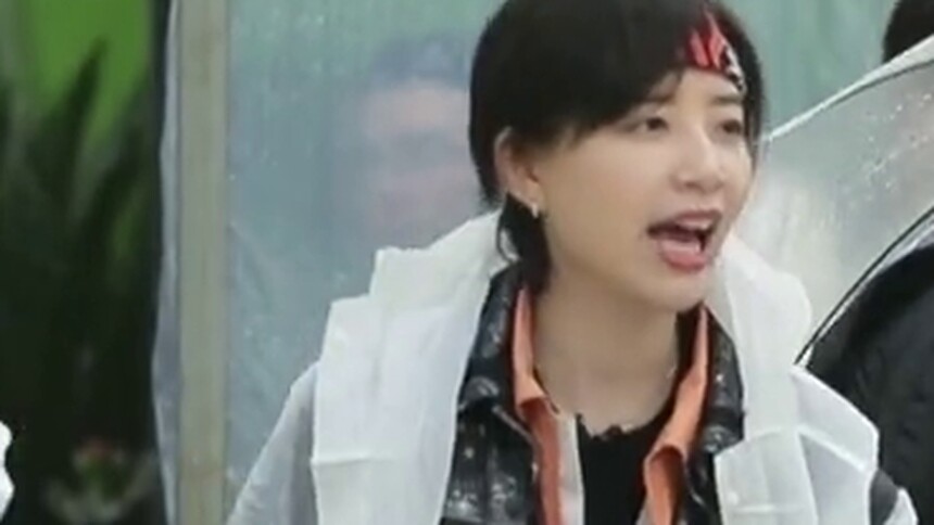 丁程鑫挖到超迷你土豆 李斯丹妮挖土豆像是在考古