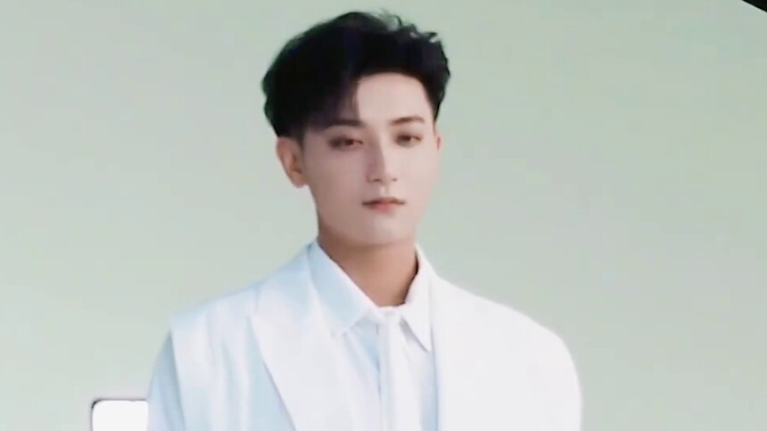 黄子韬徐艺洋与韬妈聚餐 关系融洽超温馨