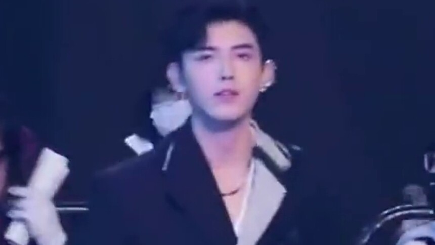 陈飞宇弯腰听工作人员讲话！好有礼貌的弟弟！