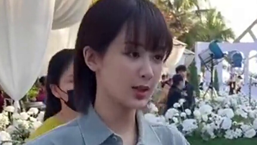 杨紫在线题字“杨紫来喽”！最后的表情好傲娇！