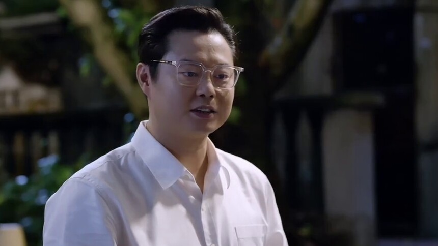 伍红旗邀请陆春丽跳舞