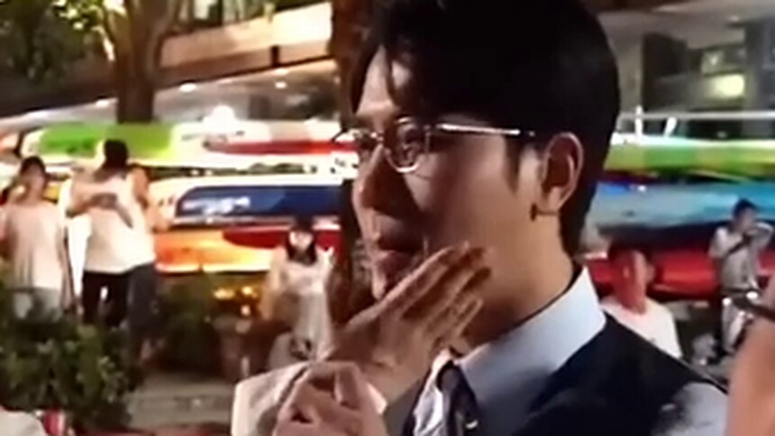 蔡文静扇彭冠英耳光嗑到手，彭冠英居然先看车？