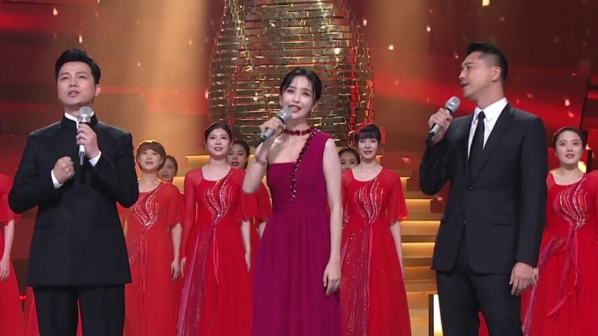 任鲁豫王雷佟丽娅演唱《我们的歌》