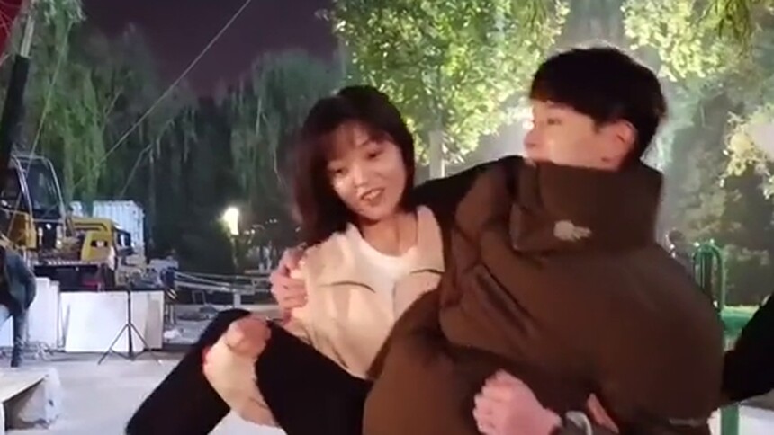 《原来是你》花絮：罗予彤公主抱张轩睿