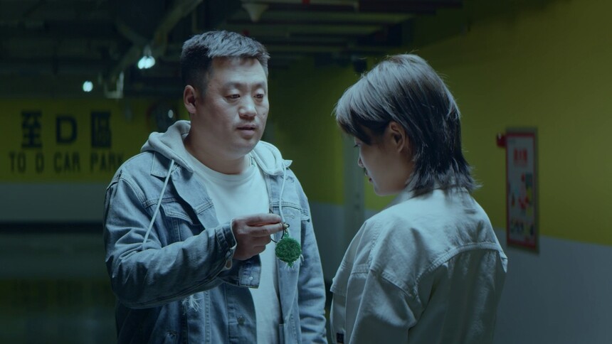 郭峰把玉坠交给茉莉让她去救朵朵