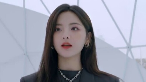 是我本人了！杨超越逛画展简直在“演我”