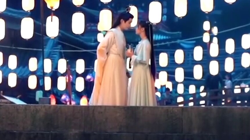 杨超越徐正溪元宵逛灯会，牵手和对视的氛围好甜