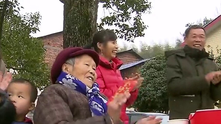 新春走基层 花鼓表演轮番拜年 四世同堂天伦之乐