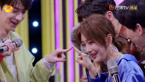 秦岚王鹤棣秒变欢乐电线人 音乐dna动了！