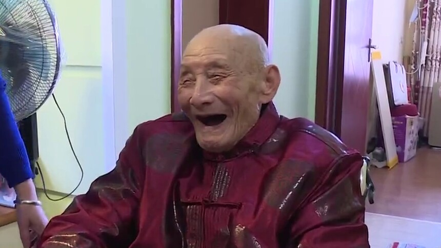 长沙东屯渡“老把式”喜迎百岁生日：曹国安老人今天百岁生日 晚辈们齐贺寿