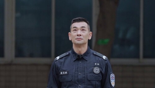 慢了半拍！赵文卓做手势操出错惹胡海泉疯狂憋笑