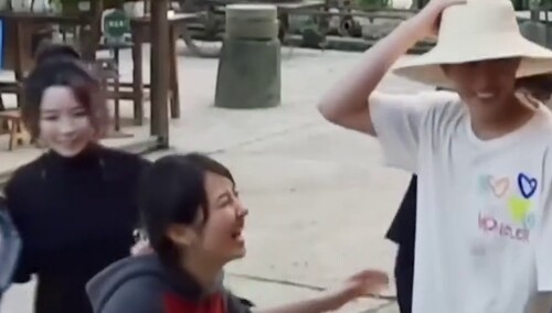 张子枫摘梁靖康帽子秒被抓 直呼偶像包袱不能丢！