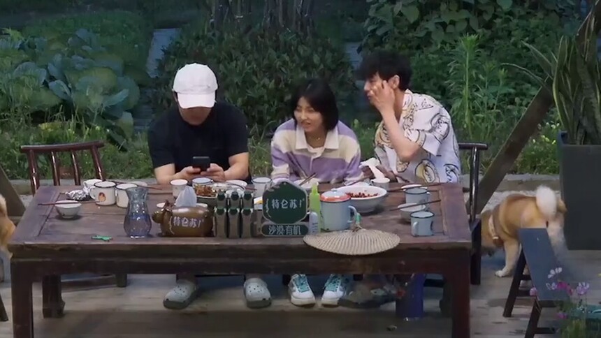 黄渤张子枫连线荣梓杉送六一祝福 荣梓杉自嘲不过六一引黄渤无奈