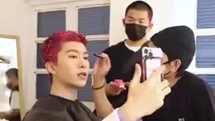 范丞丞粉毛双视角vlog，服造竟撞衫阿凡达小水母？