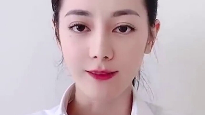 迪丽热巴为抗疫加油，听完迪宝儿的话心都暖了....