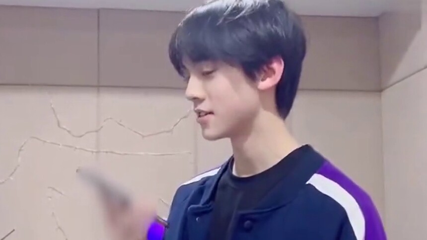 左航下课给兄弟打电话，两人“流利”的英语对话为何自带喜感？