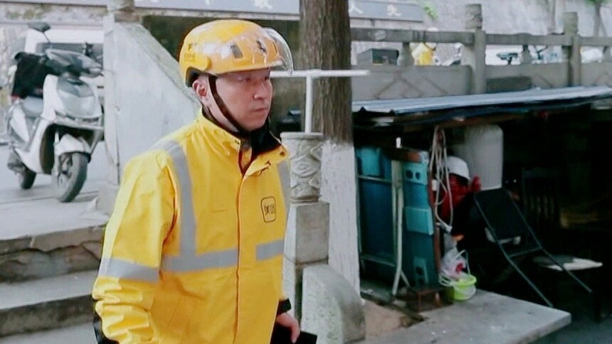 【快乐看】刻在骨子里！姚志刚送餐过程中也不忘检查消防安全