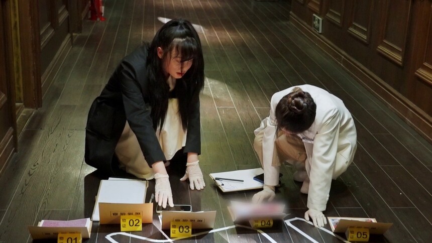 向琴琴刘睿娜高能勘查，专注的样子既可爱又有点酷