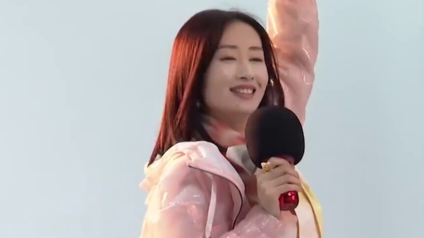 《花儿与少年》第四季独家侧拍：刘敏涛手握麦克风自信开唱