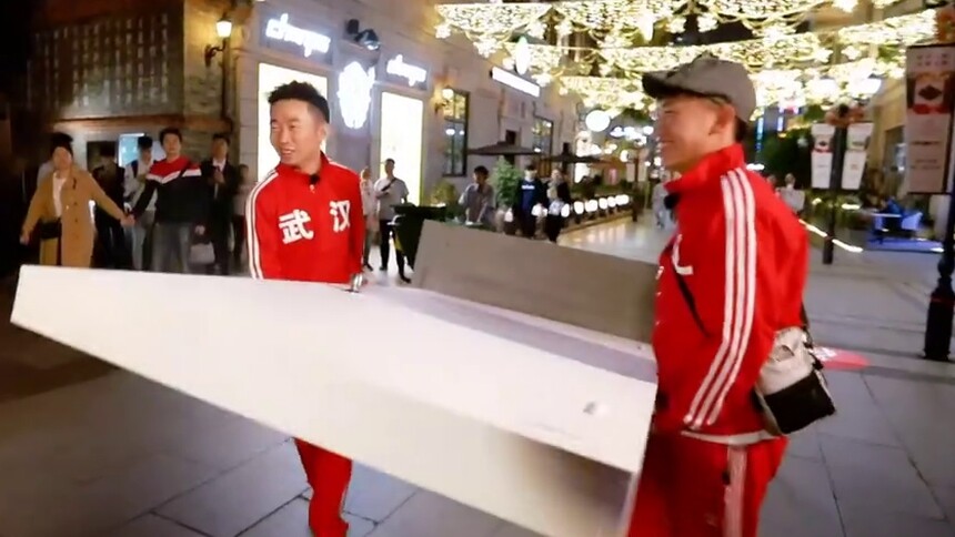 《快乐哆唻咪》11月10日看点：杨迪携搭档“任意门”之旅穿梭武汉城 累到最后扛到崩溃要放弃？