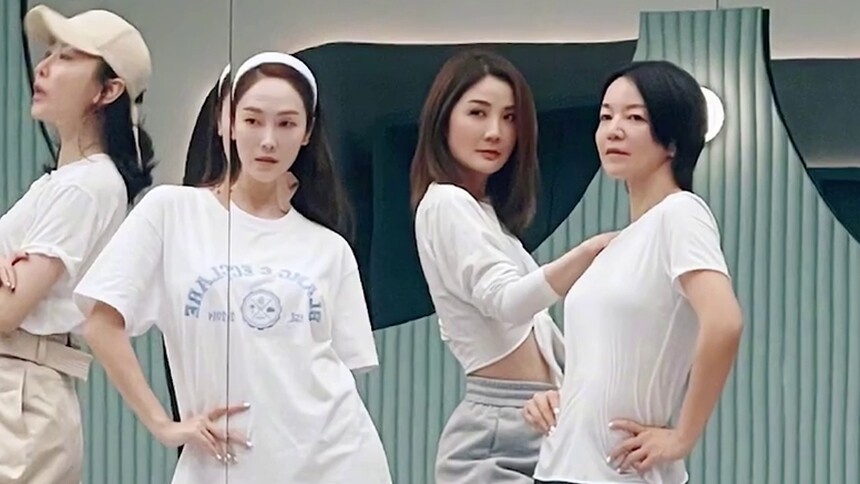 解锁唱跳梦！阿雅晒与蔡卓妍毛俊杰郑秀妍排练照