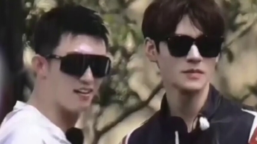 龚俊黄景瑜综艺同框路透，两人穿赛车服戴墨镜帅气有型！