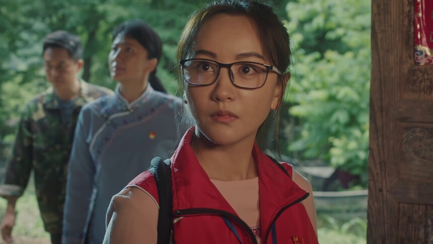 黄文秀帮懒汉黄元军打扫屋子