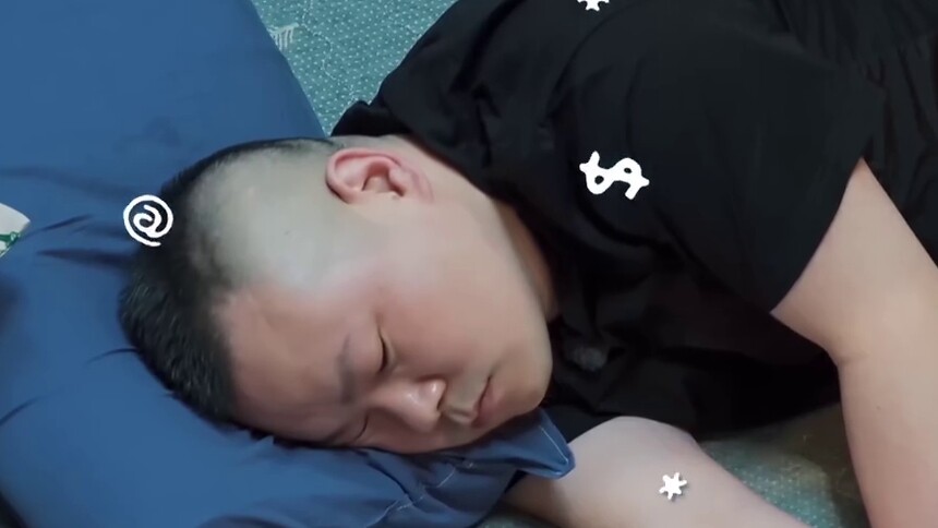 岳云鹏睡觉被围观 起床气max
