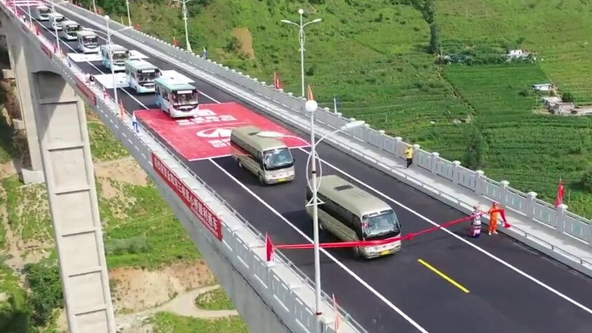 四川凉山金阳河三峡连心桥通车