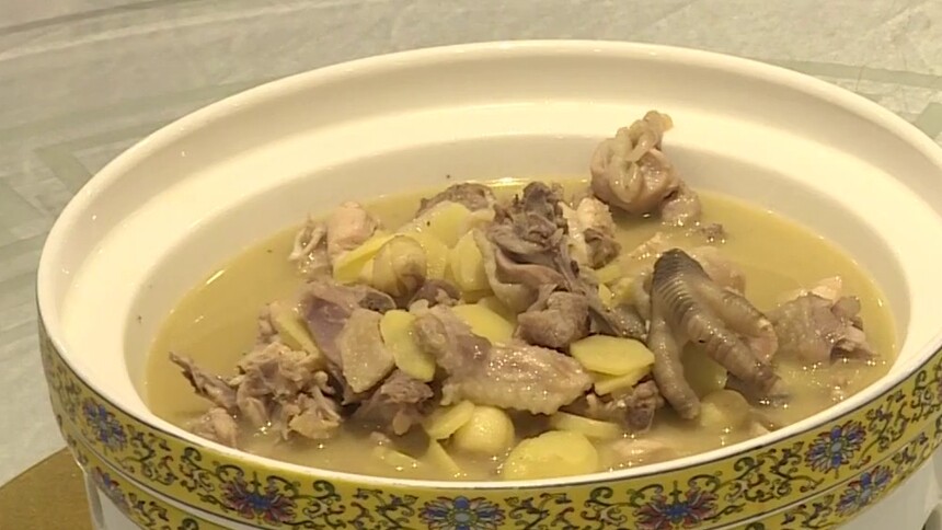 美味茶油伏鸡：寻常食材简单做法 莲子、老姜祛湿佐料