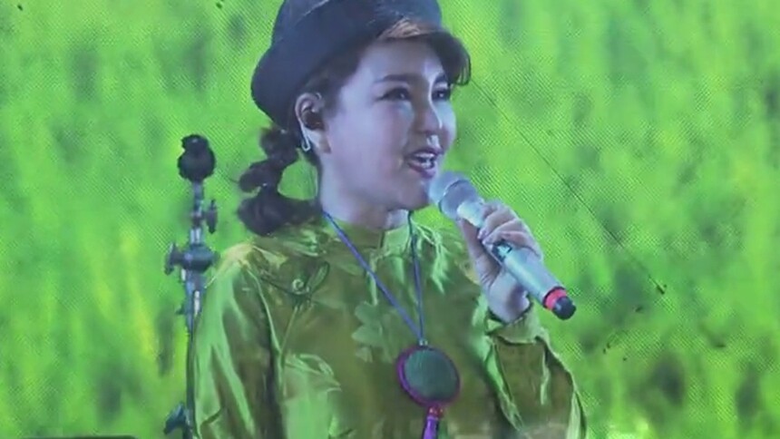 乌兰图雅《站在草原望北京》