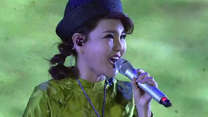 乌兰图雅《套马杆》