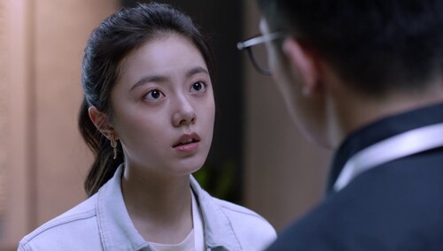 吕佳维在公司下跪求林妙妙，妙妙准备和渣男刚到底