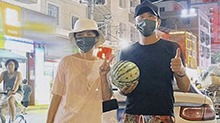 甜蜜幸福！孙俪晒与邓超逛夜市合照