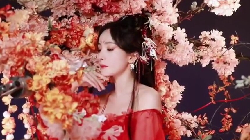 杨幂狐妖小红娘眼妆，眼神妩媚香肩微露美到令人心动