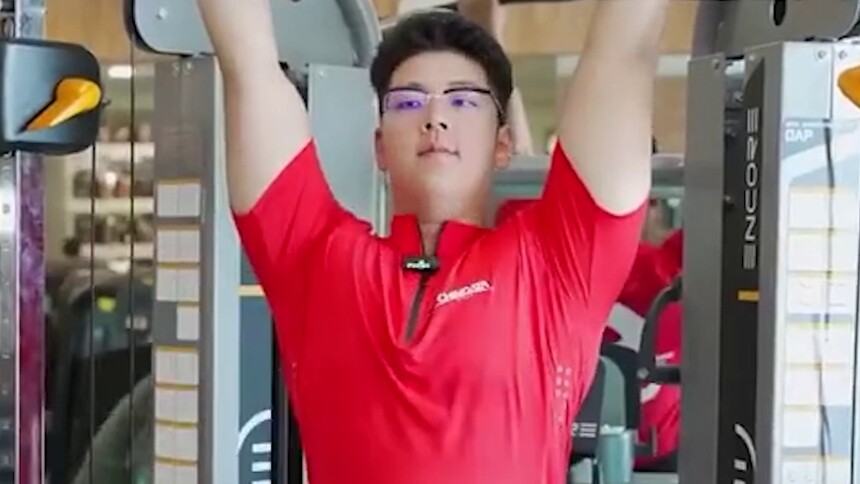 郭涛晒儿子健身视频 15岁石头肌肉明显臂力惊人