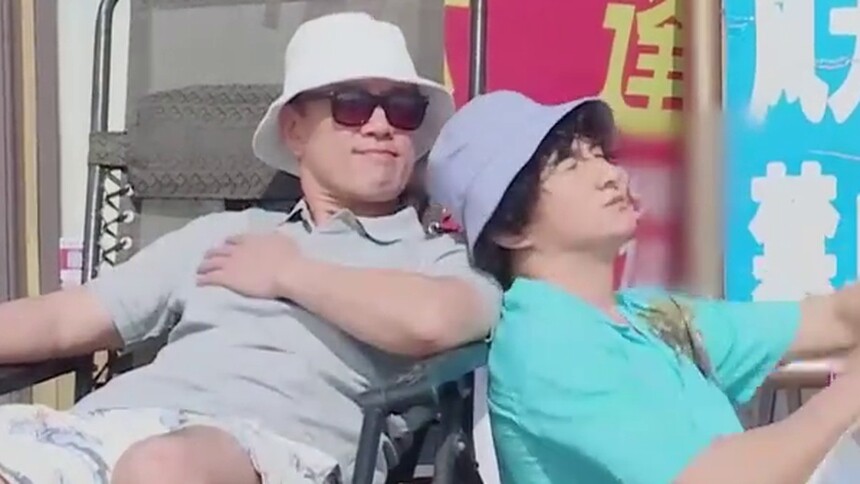享受阳光浴  王耀庆吴奇隆带小猪度假泡温泉