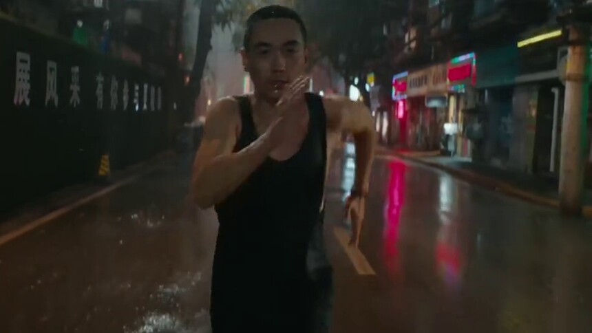 莫三妹舍不得小文雨中狂奔追车