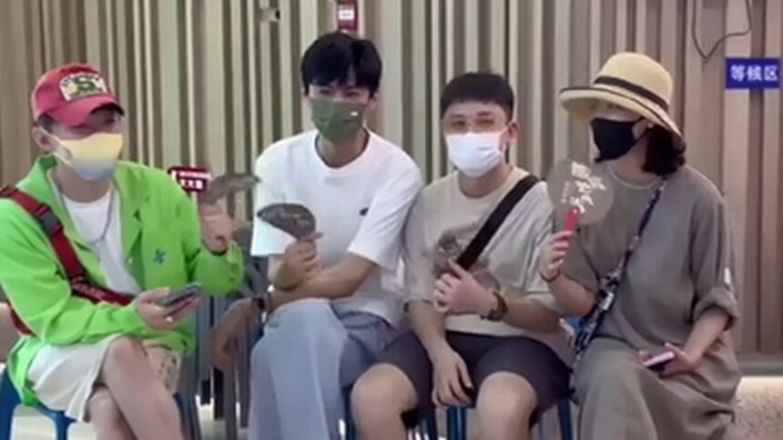 《大瑶大摆》第二期！张瑶的快乐我们都懂， 劳累一天下班后，没什么能比和小伙伴一起吃饭更开心了~