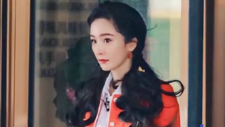 又美又靓！杨幂回归密逃路透曝光，橙色套装搭配双马尾可爱温柔