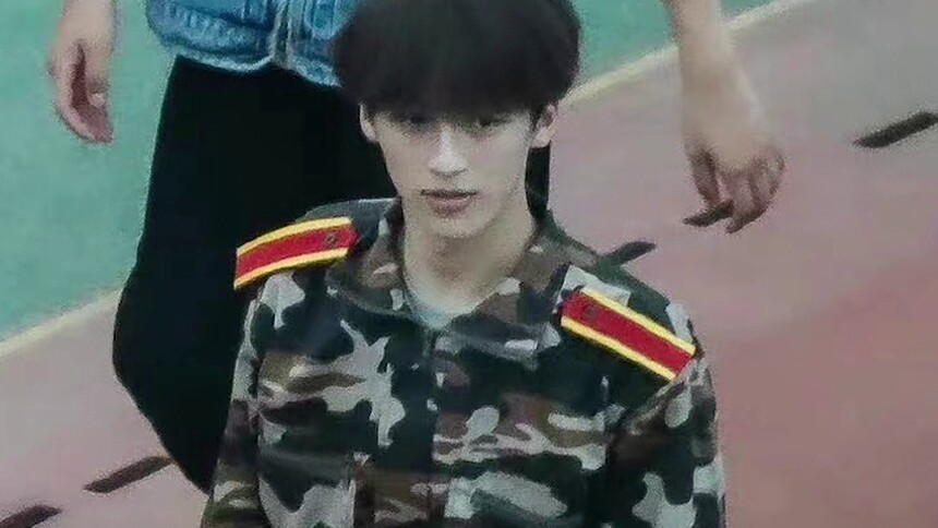 青春洋溢！严浩翔何洛洛军训路透照曝光