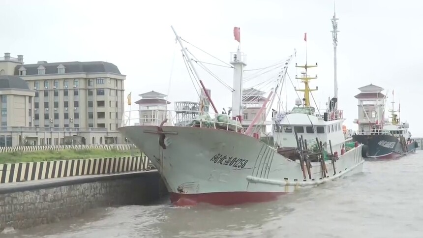 江苏启东：“梅花”逼近 672艘渔船全部进港避风