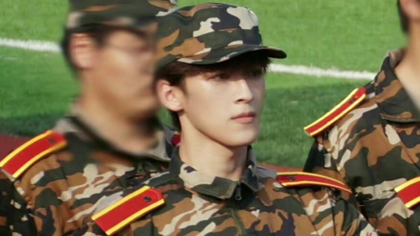 何洛洛军训生图曝光 青春气息满满